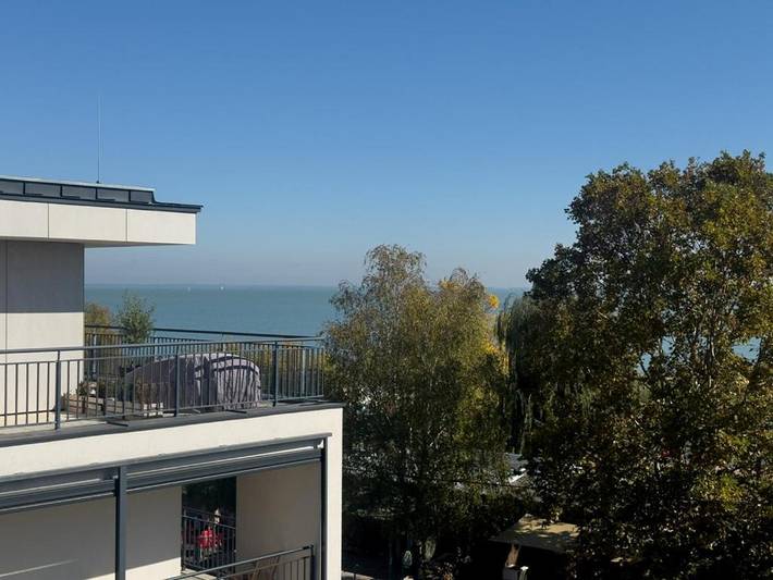 Ferienwohnung für 6 Personen, mit Balkon und Terrasse sowie Garten und Seeblick in Csopak