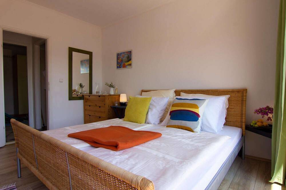 Entire apartment, Tasteful vacation apartment near the sea in Kornic, Krk