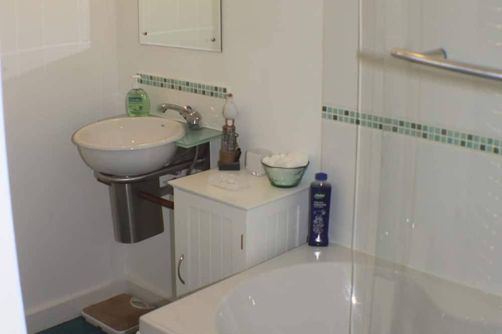 Peaceful hideaway with scenic views. Hot-tub & dog-friendly walled garden in Cornwall