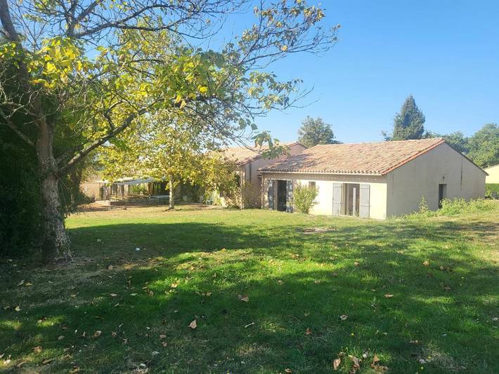 Location de vacances pour 40 personnes, avec vue ainsi que piscine et jardin dans Beaumontois en Périgord - 2