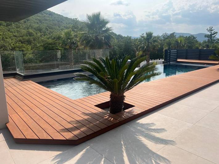 Location de vacances pour 10 personnes, avec Balcon et Jacuzzi ainsi que Terrasse et Jardin à Les Tourrettes