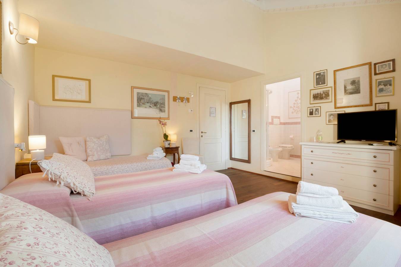 Room 'Rosa' with Shared Garden, Wi-Fi and Air Conditioning in Mirano, Venice Province