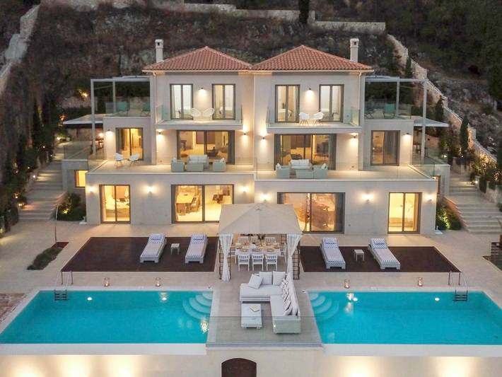 Διαμερίσματα διακοπών για 16 άτομα, με θέα και κήπο καθώς και πισίνα στον Κατάβολο