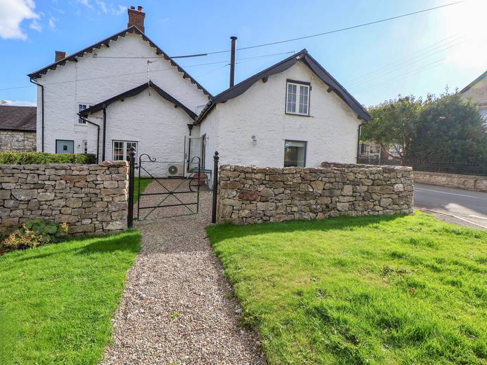 Cottage for 4 people, with garden, with pets in Flintshire