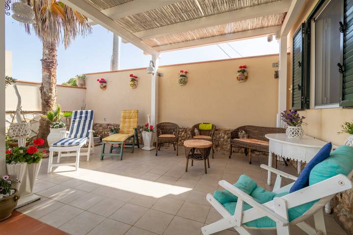 Appartamento intero, Casa vacanze 'Loft Le Palme' con terrazza privata, Wi-Fi e aria condizionata in Spiaggia Carratois (Pachino), Portopalo di Capo Passero