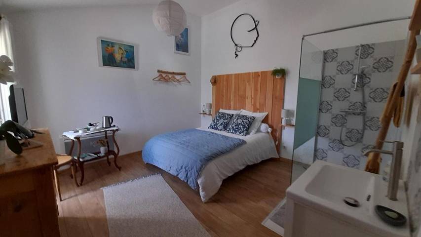 Chambre d’hôte pour 2 personnes, avec Terrasse et Jardin ainsi que Piscine et Vue