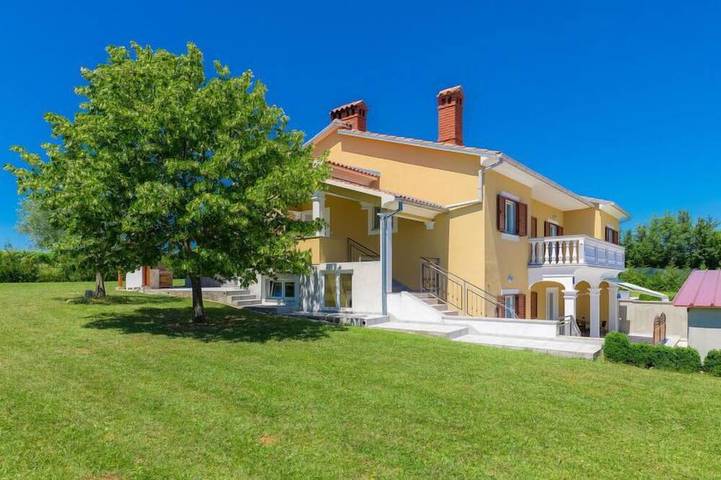 Ferienhaus für 10 Personen, mit Terrasse und Garten sowie Pool