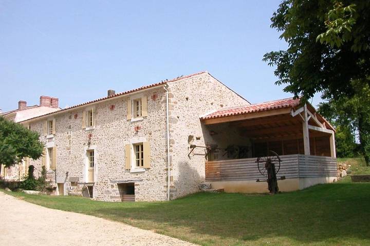 Location de vacances pour 12 personnes, avec Terrasse et Jardin ainsi que Piscine et Sauna à Saint-Martin-des-Fontaines
