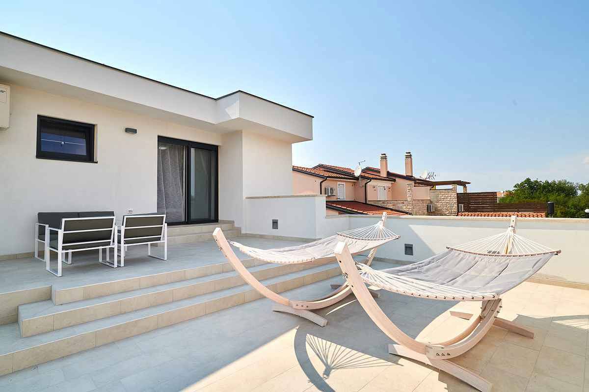 Villa mit Pool und Sonnenschirm in Kaštel (Plovanija), Buje