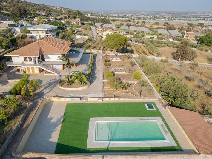Villa für 6 Personen, mit Balkon und Balkon/Terrasse sowie Terrasse und Pool in Ragusa