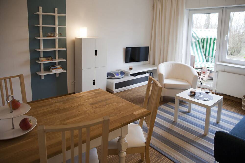 Ganze Wohnung, Apartment mit privater Holzterrasse und Strandkorb in Friedrichskoog-Spitze, Friedrichskoog