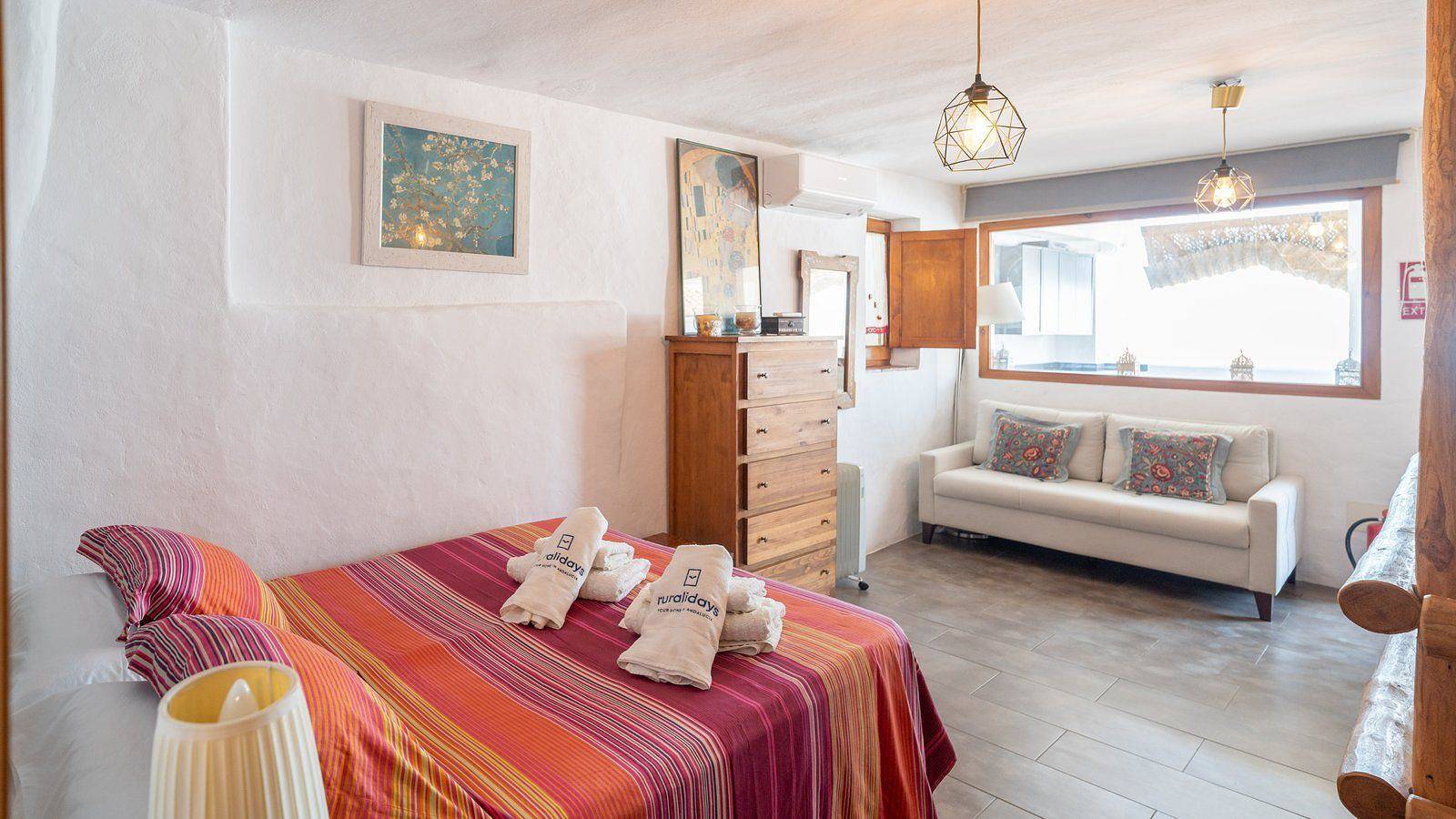 Villa confortable avec lave-linge, baignoire et climatisation - près du centre-ville et de la rivière in Genalguacil, Province de Málaga