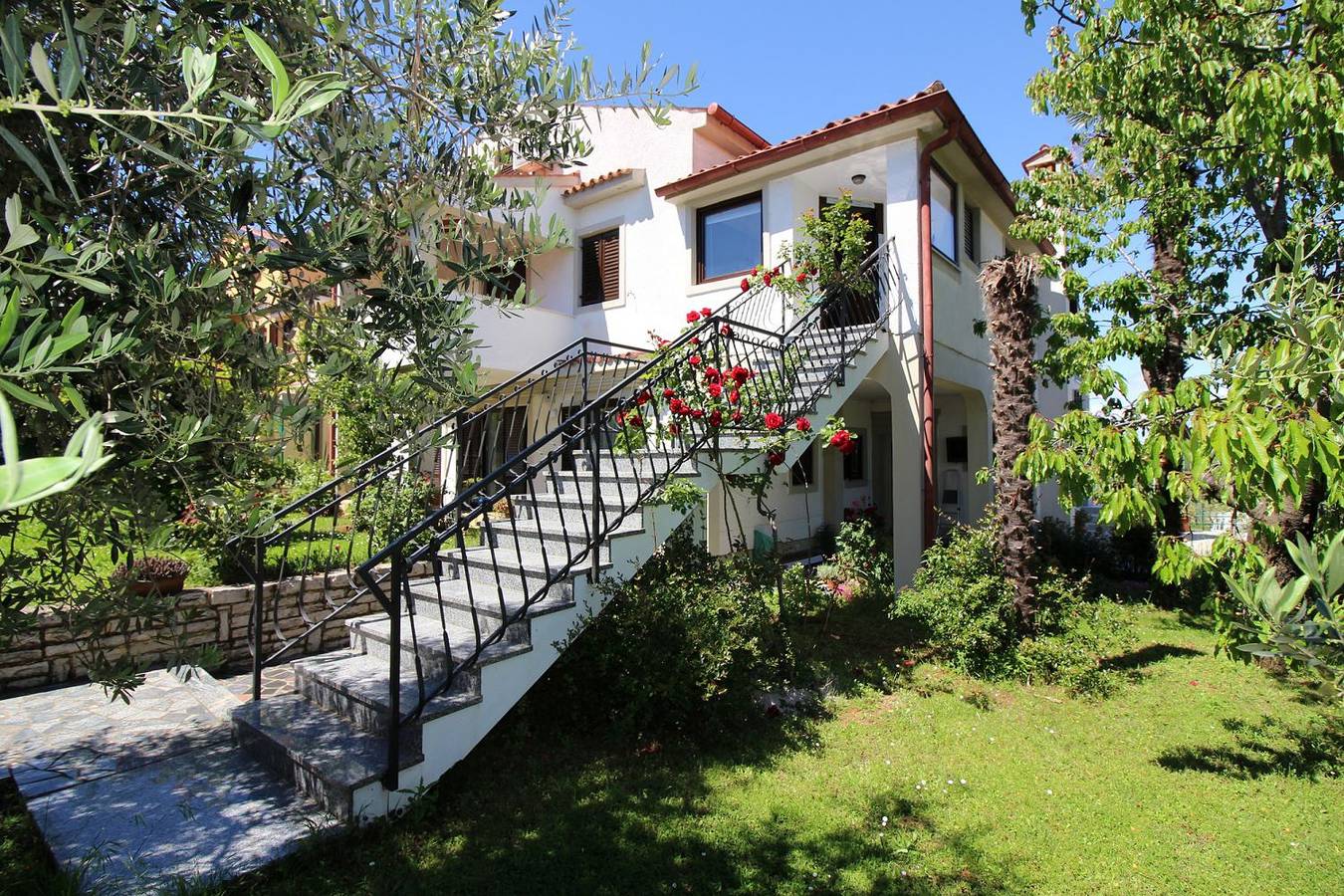 Appartamento intero, Charmantes Apartment mit privatem Balkon, Privatparkplatz, Wifi und nur 700 Meter zum Strand  in Parenzo, Parenzo (Grad)