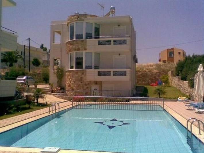 Gîte pour 4 personnes, avec jardin dans Stalos