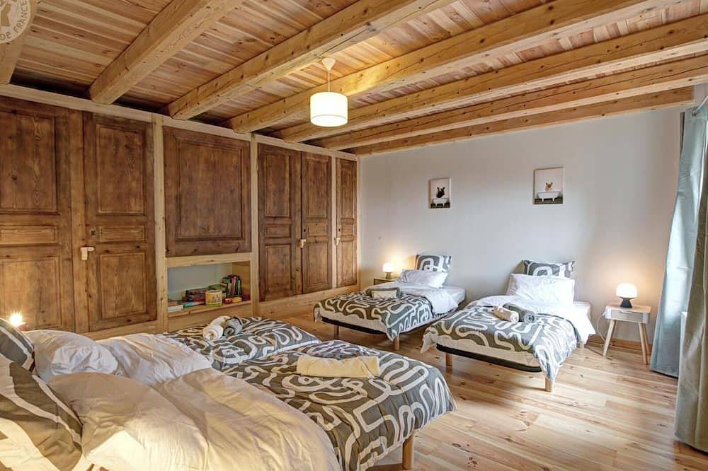 Maison de campagne rénovée, idéale pour 10 pers, cadre naturel et confort moderne in Gumières, Parc Naturel Régional Livradois-Forez