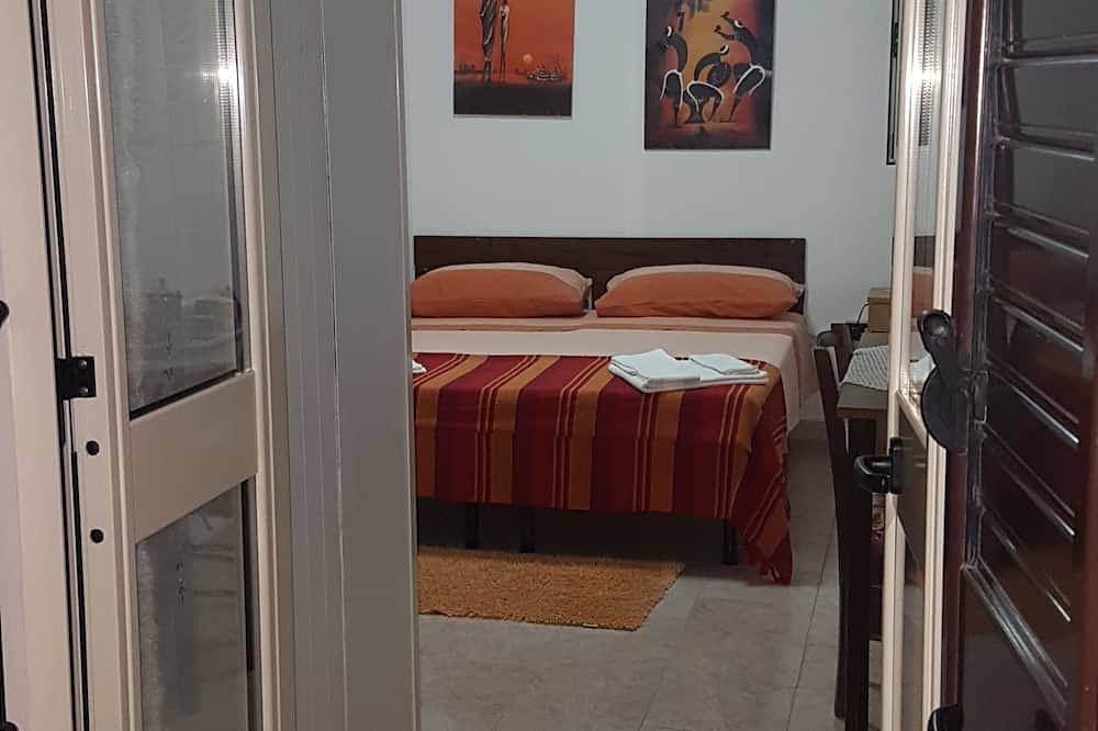 Room with private bathroom 200mt from the sea in Taviano, Golfo de Tarento