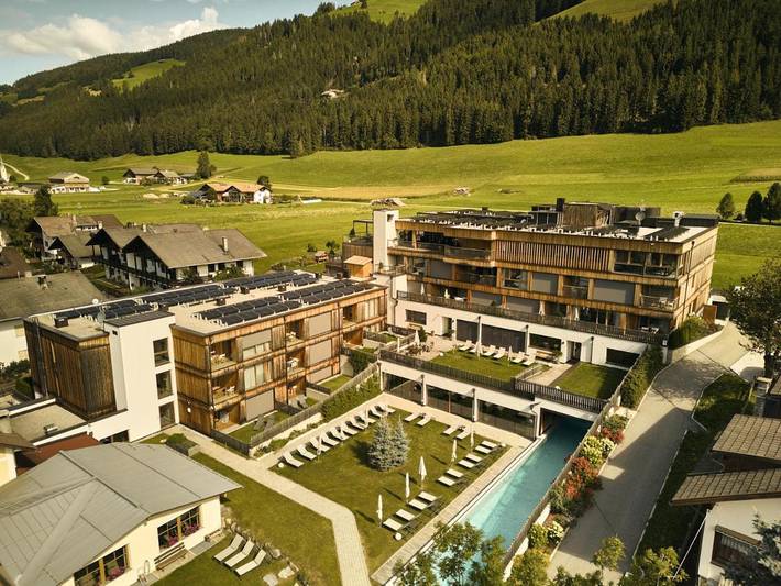 Location de vacances pour 6 personnes, avec vue et piscine ainsi que sauna et jardin à Villabassa