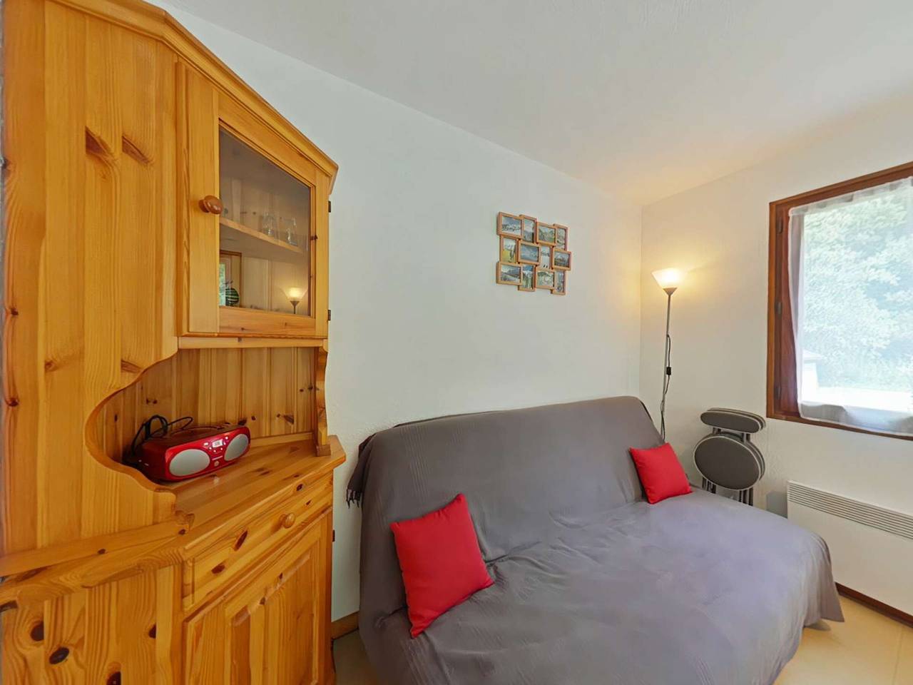 Entire apartment, 2-Room + Cabin Apartment - Near Ice Rink & Ski Trails, Balcony, Parking in Le Grand-Bornand, Annecy region