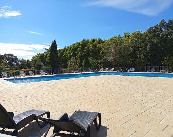 Gîte pour 5 personnes, avec vue ainsi que piscine et jardin à Azille