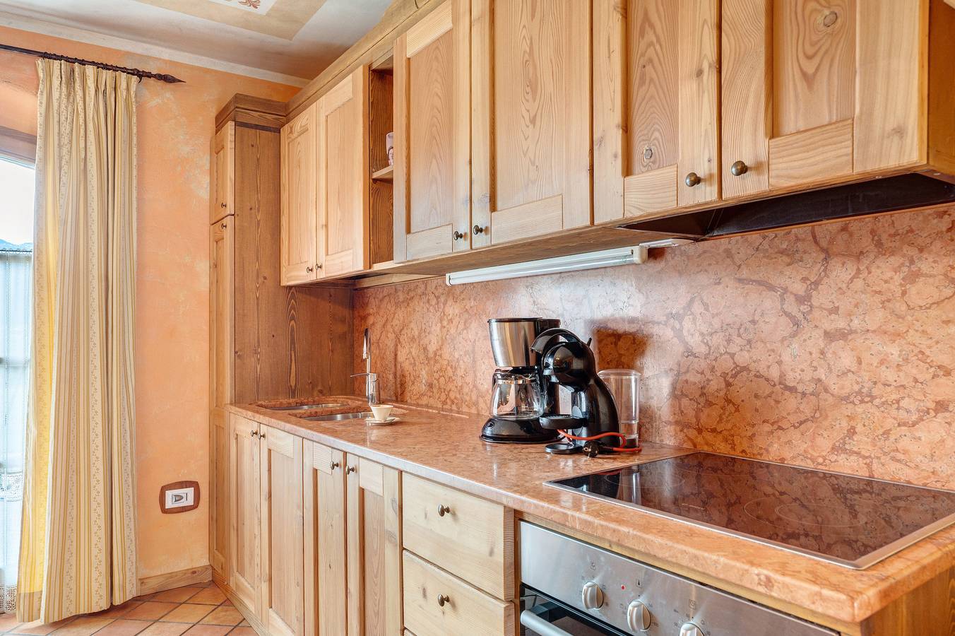 Entire apartment, Apartment 'Golden' with Mountain View, Shared Garden and Wi-Fi in Coredo, Predaia