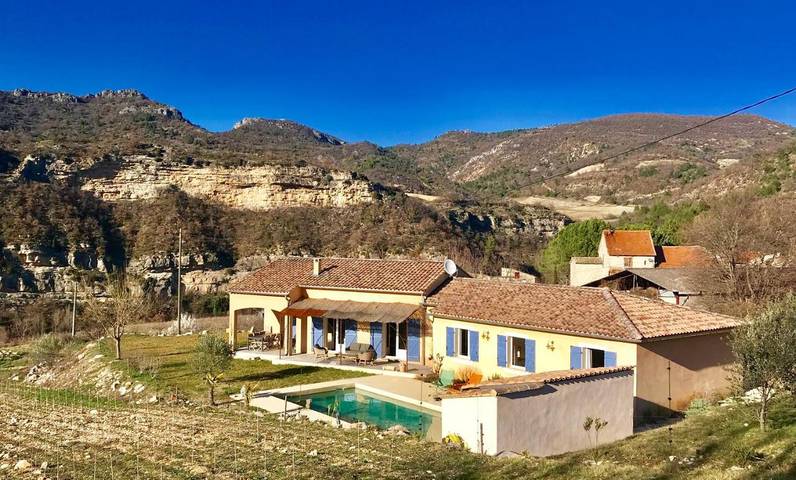 Location de vacances pour 8 personnes, avec vue ainsi que jardin et piscine, animaux acceptés dans Vercoiran