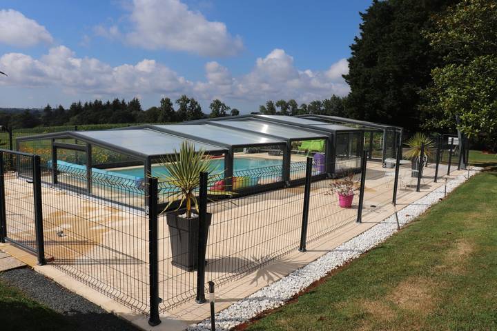 Gîte pour 6 personnes, avec terrasse ainsi que piscine et jardin