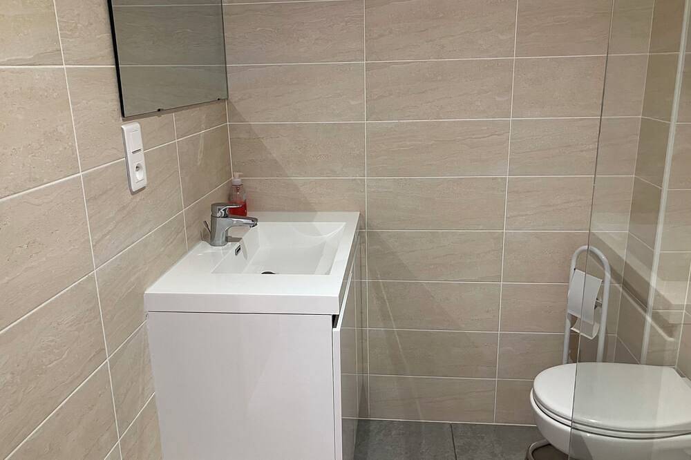 Appartement entier, T1 tout équipé / Parking privé / 5mn Centre ville / 5mn Chd in La Roche-sur-Yon, Vallée de la Loire