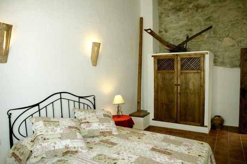 Casas Cueva El Mirador de Galera for 7 people in Galera, Geoparque de Granada