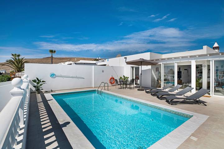 Casa de vacaciones 'Field Of Dreams' con vistas al mar, piscina privada y Wi-Fi in Playa Blanca, Yaiza