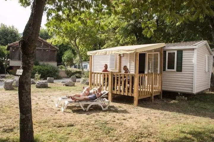 Camping pour 4 personnes à Sampzon