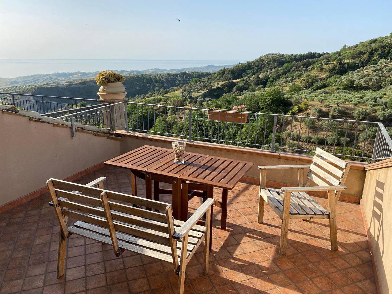 Ganze Ferienwohnung, Badolato Ferienvermietung mit Terrasse & WiFi in Badolato, Catanzaro Provinz