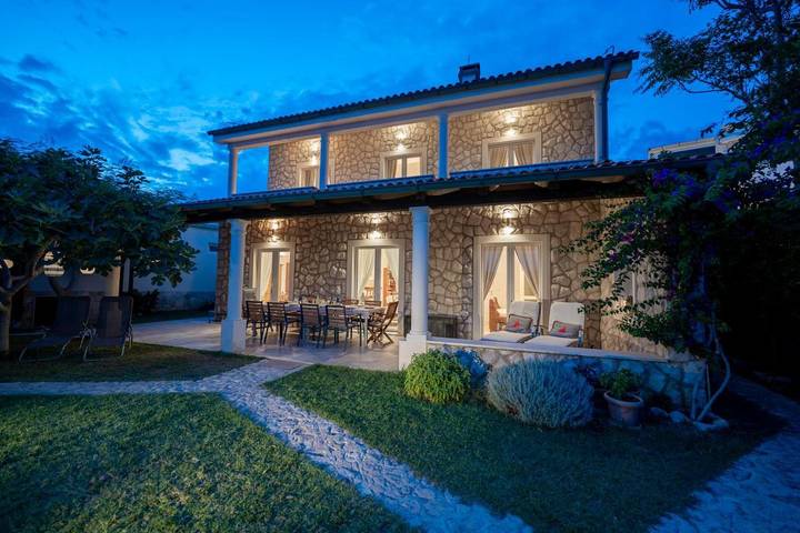 Ferienhaus für 20 Personen, mit Balkon und Terrasse sowie Garten und Ausblick in Zubovići