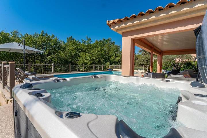 Location de vacances pour 4 personnes, avec vue ainsi que piscine et jardin à Saint-Maximin-la-Sainte-Baume - 3