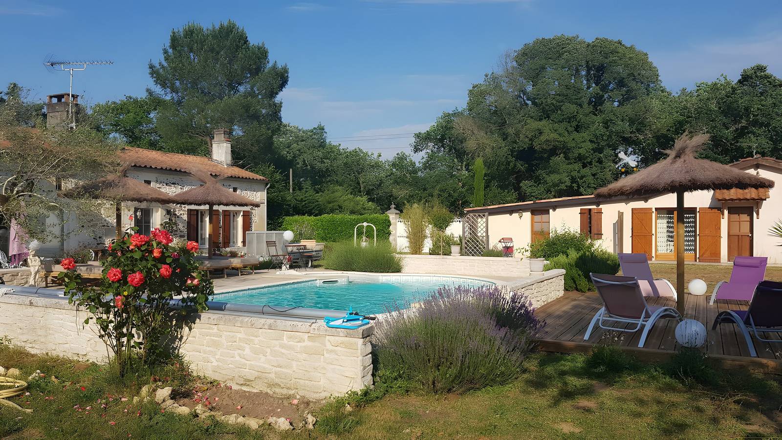 Roulotte 'Au Bois Chéri - avec piscine balnéo partagée in Bussac-Forêt, Région de Jonzac