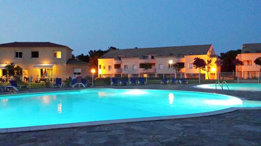 Appartement de vacances pour 6 personnes, avec jardin ainsi que vue et piscine