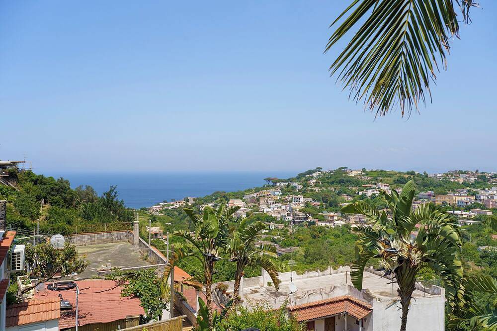 Villa 'Panorama Isola Di Ischia' con vista mare, Wi-Fi e aria condizionata in Lacco Ameno, Ischia