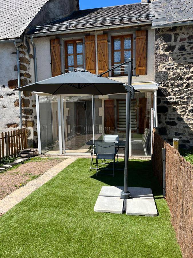 Location de vacances pour 4 personnes, avec terrasse, animaux acceptés à Aurières