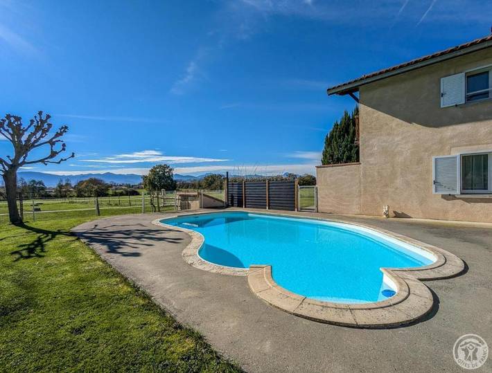 Location de vacances pour 8 personnes, avec Terrasse ainsi que Jardin et Piscine à Franquevielle