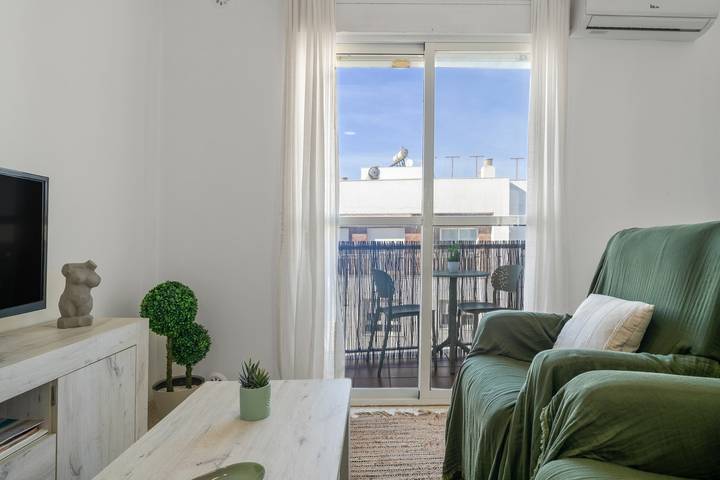 Entire studio, 'San Mateo Loft' Studio with Communal Pool, Wi-Fi, and Air Conditioning in Playa de Los Lances, Tarifa