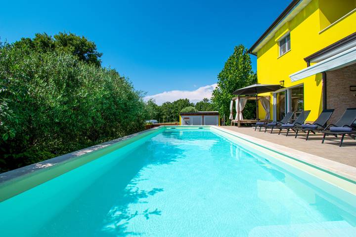 Ferienhaus für 10 Personen, mit Terrasse und Garten sowie Pool, mit Haustier in Kosinozici - 2