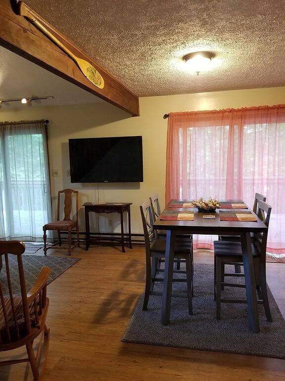 Gemütliche Ferienhütte mit Innen- und Außenpools, Whirlpools, Tennis, Skifahren und vielem mehr in Saw Creek, Pike County