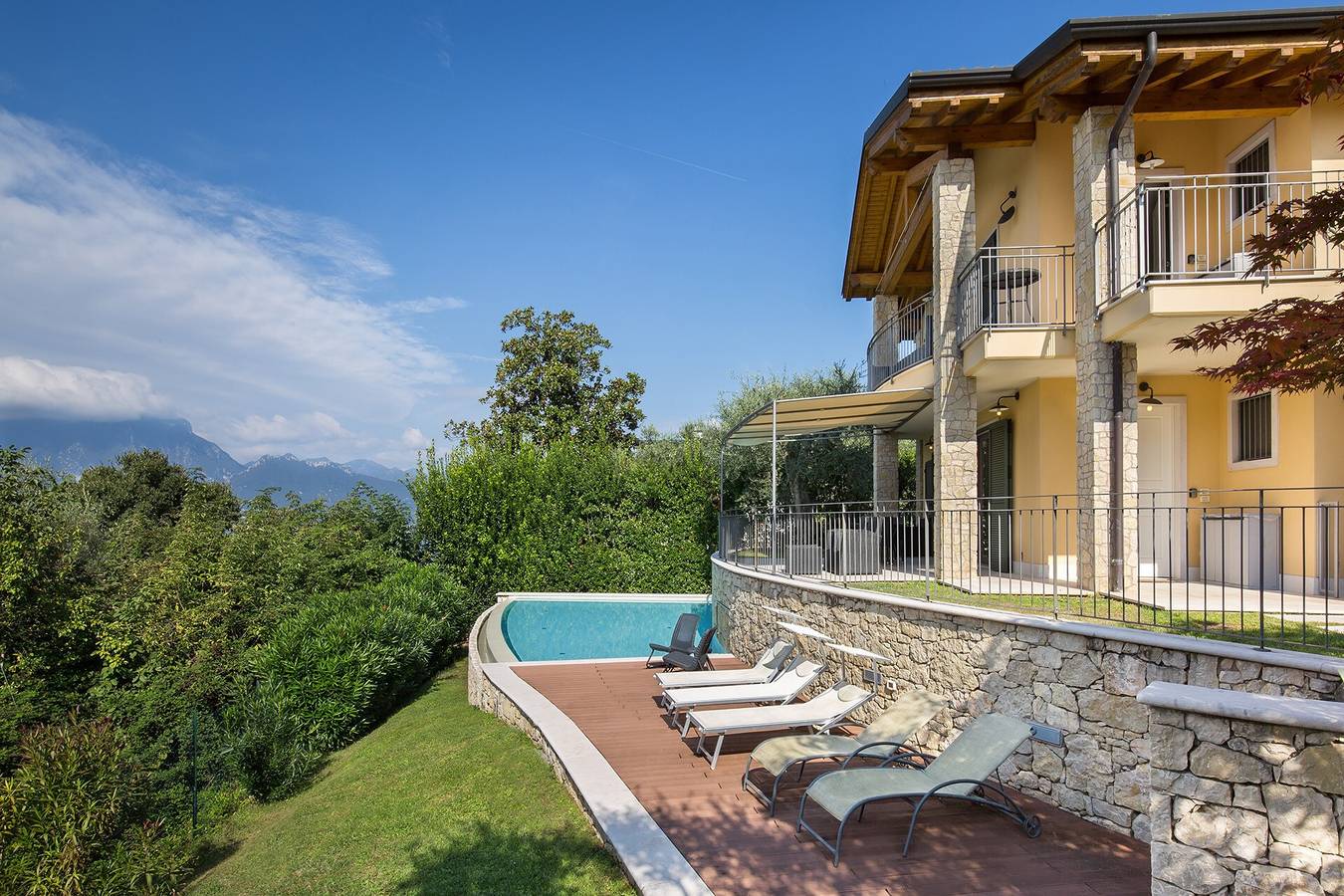 Appartement entier, Villa Loncrino : Rez-de-chaussée spacieux avec patio, jardin et piscine in Torri del Benaco, Montagnes autour du lac de Garde