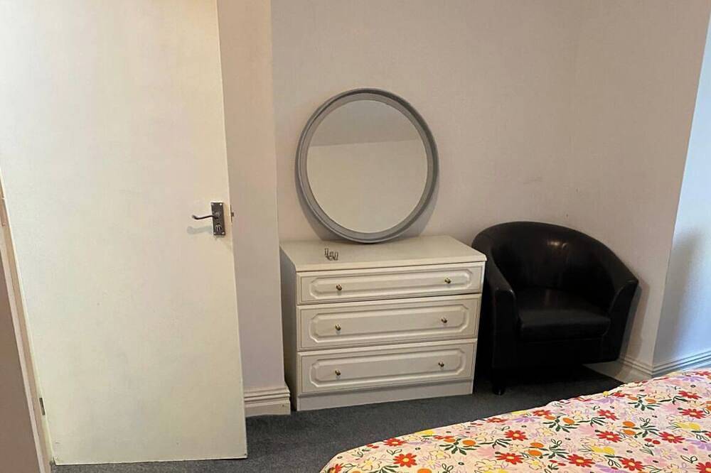 6 Bed - 5 Bath - Sleeps 6 - Free Parking in Bolton, Greater Manchester