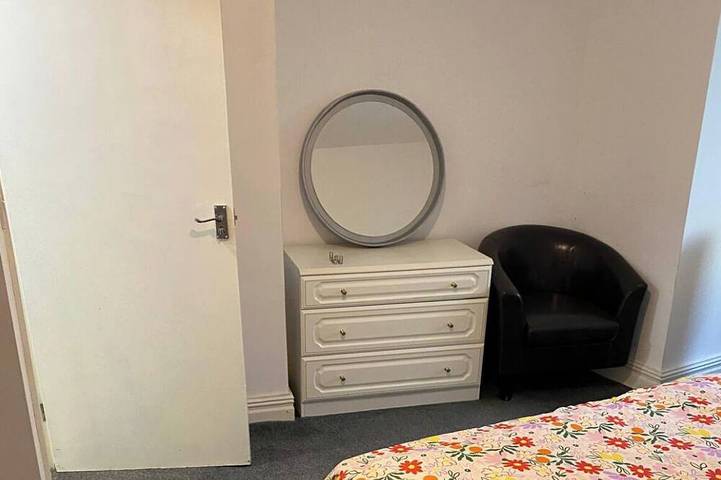 3 Bedrooms - 6 Bath- Sleeps 6 - Free Parking in Bolton, Greater Manchester