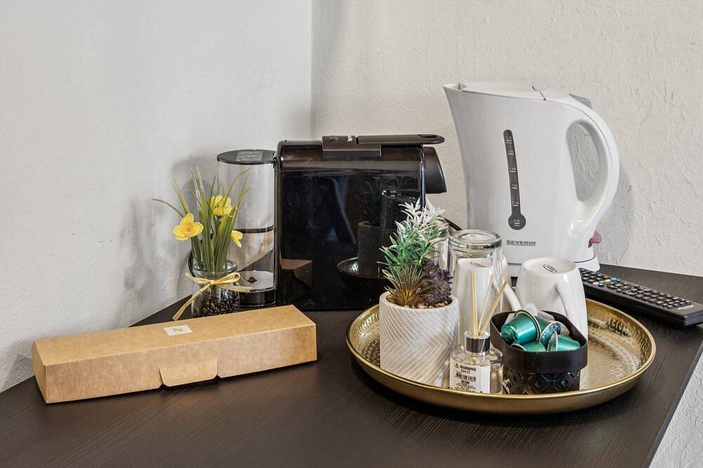 Ganze Wohnung, Gemütliches Einzelzimmer, Flachbildfernseher und modernem Badezimmer mit Dusche. Ideal für Paare und Kurzaufenthalte – genießen Sie eine entspannte Atmosphäre  und maritimem Charme. in Voslapp, Wilhelmshaven