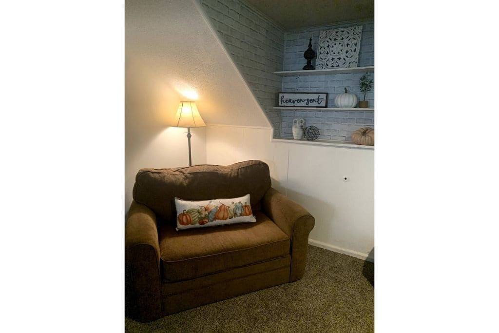 Cozy Guest Suite with Fireplace & Private Entrance in Grandview, Missouri