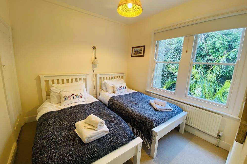 Charming 2 bedroom old fisherman’s cottage 5 minutes walk from the beach in Botany Bay, Kent