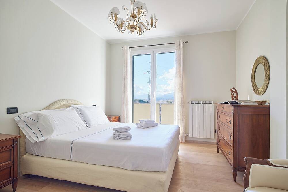 Entire apartment, Regina di Cuori - Two Bedroom Apartment, Sleeps 4 in Albenga, Riviera di Ponente