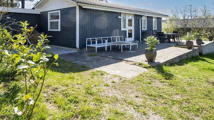 Ferieudlejning for 9 personer, med terrasse og sauna samt pool, husdyr tilladt i Djursland