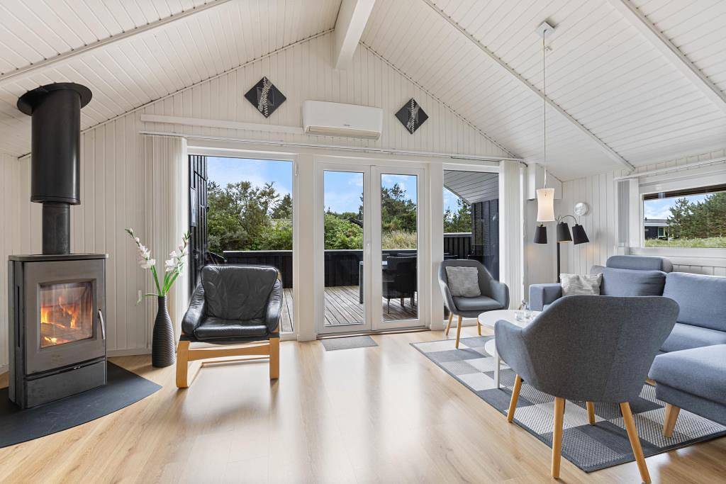 Stilvoll eingerichtetes Ferienhaus mit Sauna - Hund willkommen in Bjerregård, Holmsland Klit
